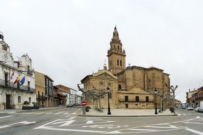 Imagen de archivo de la Plaza Mayor de Nava del Rey, en Valladolid.