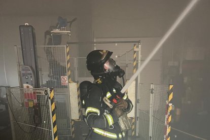 Un bombero trabaja para sofocar el incendio en la bodega de la Ribera de Duero en Valladolid