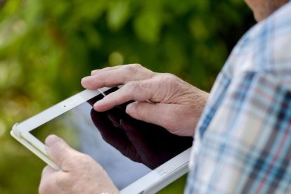 Un hombre con una tablet, en una imagen de archivo.