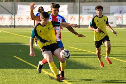 Un jugador del Mojados controla el balón durante el partido.