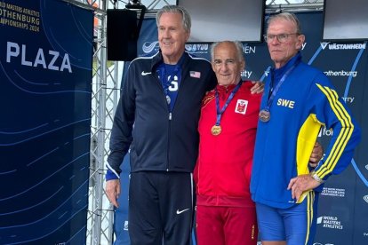 Julio Calvo, en el centro con  la medalla de oro.