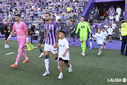 Javi Sánchez sale al campo como capitán, seguido por Hein y Boyomo.