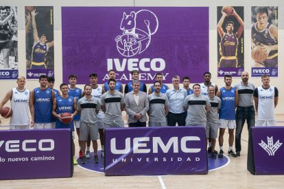 Foto de la plantilla, cuerpo técnico y dirigentes del UEMC Real Valladolid Baloncesto.