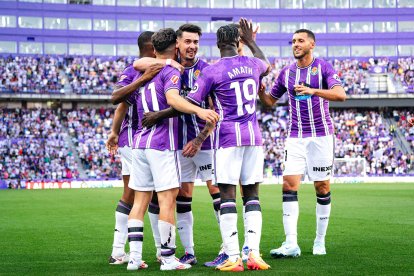 Los jugadores blanquivioleta celebran el gol deMoro al Espanyol.