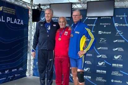 El vallisoletano Julio Calvo, en el centro, posa para foto de podio en el Mundial Master de Gotemburgo.