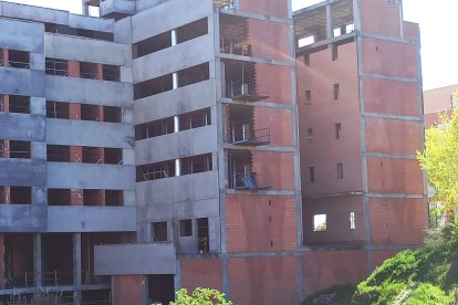 Edificio en construcción abandonado en Arroyo de la Encomienda (Valladolid).