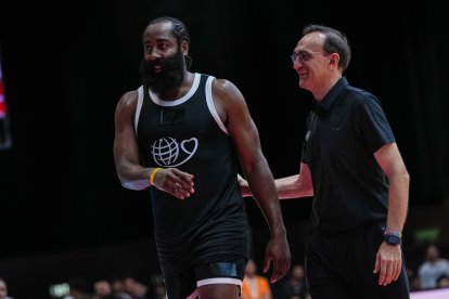 El vallisoletano Hugo López junto al NBA James Harden.