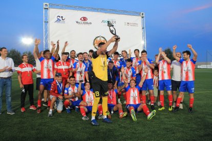 El Atlético Tordesillas levanta el título de campeón.