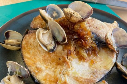 Bonito del norte encebollado con almejas y su jugo.