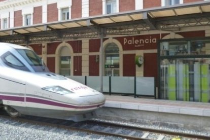 Imagen de archivo de un tren parado en la estación de Palencia.