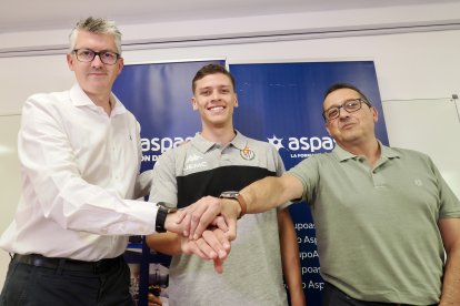 Enrique Peral, Hansel Atencia y Ramón Zayas en la presentación del jugador en Aspasia.