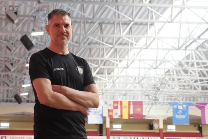 El nuevo entrenador del Aula, Salva Puig, en el pabellón Huerta del Rey.