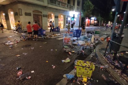 Imagen de la calle Duque de la Victoria con basura de la cuenta de x @F_Barrientos_D