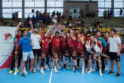 La plantilla del recletas Atlético Valladolid levanta en Nava de la Asunción la Copa de campeón de Castilla y León.