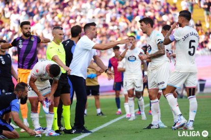 pezzolano intenta corregir a sus jugadores durante un receso en Montjuic en el partido ante el Barça.