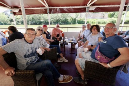 Caseta de feria El Mundo en el barco 'La Leyenda del Pisuerga'