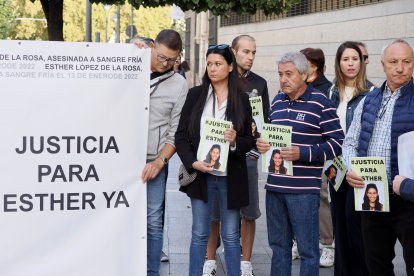 Inés López y su padre, esta mañana en la concentración en los juzgados.