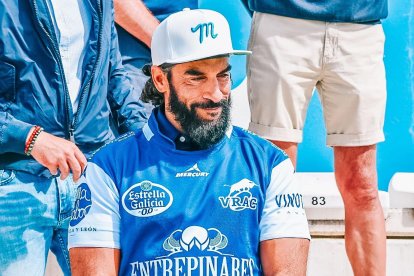 Manolo Vega con la camiseta del VRAC Quesos Entrepinares