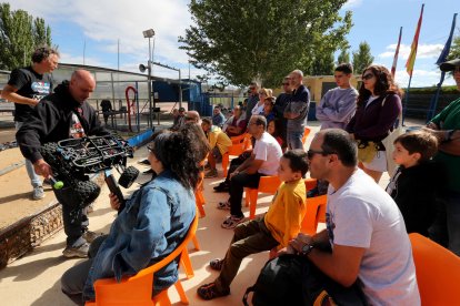 Integrantes del ATV Racing muestran sus modelos a los asistentes de la exhibición