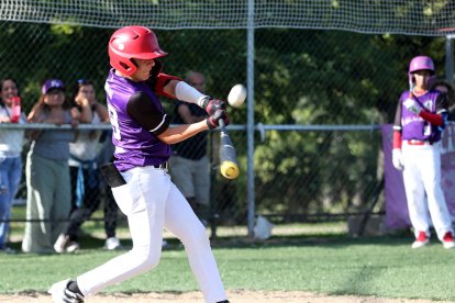 Un jugador del CBS Valladolid batea la pelota