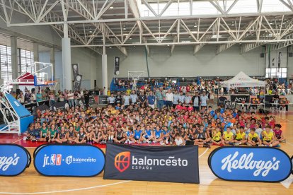 Foto de todos los participantes de la Jr. NBA