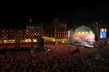 La plaza Mayor de Valladolid durante el concierto de Raphael