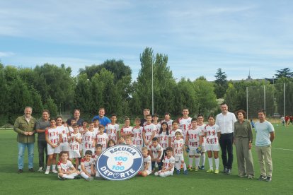 Foto de familia de la presentación de la Escuela 100x100 Deporte.