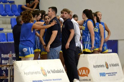 Las jugadoras del Ponce se preparan para salir a la cancha