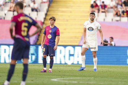 Cenk, ante Íñigo Martínez y Pablo Torre durante su estreno, en Barcelona.