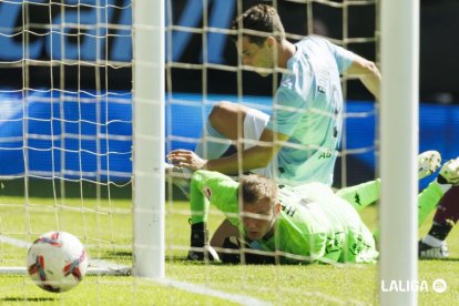 Hein mira impotente como se cuela el primer gol. en Balaídos.