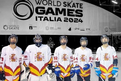 Los cinco jugadores vallisoletanos de la selección española absoluta de hockey en línea en los World Skate Games de Roma.