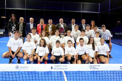 Foto de familia en el  'Caja Rural Stadium' con la visita del alcalde Jesús Julio Carnero.