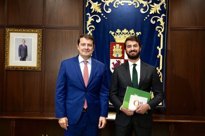 El presidente de la Junta, Alfonso Fernández Mañueco, recibe al portavoz de Vox, Juan García-Gallardo.