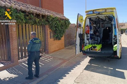 Imagen de una ambulancia y de la Guardia Civil en la casa del afectado en Boecillo