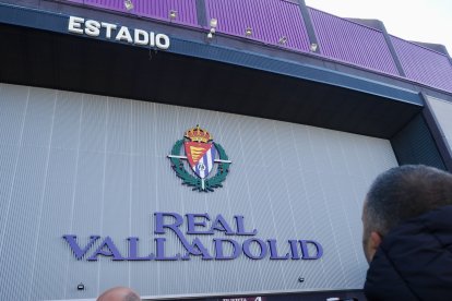 Fachada de la Tribuna Oeste con el escudo y las letras del Real Valladolid.