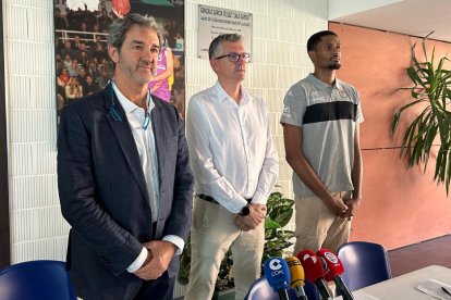 Jesús Manso (Ponce)  y Enrique Peral (Real Valladolid Baloncesto) junto al jugador del UEMC Real Valladolid, Wilson.