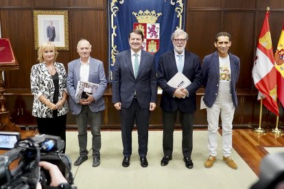 El presidente de la Junta de Castilla y León, Alfonso Fernández Mañueco, mantiene un encuentro con los agentes sociales y económicos del Diálogo Social de Castilla y León