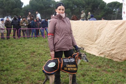 La galga zamorana Leyenda de Retumba, finalista nacional de este año 2024 junto a su propietaria, en el campo.