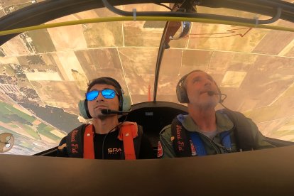 mario Mondariz (derecha) junto a un instructor de Vuelo durante una acrobacia con el avión invertido.