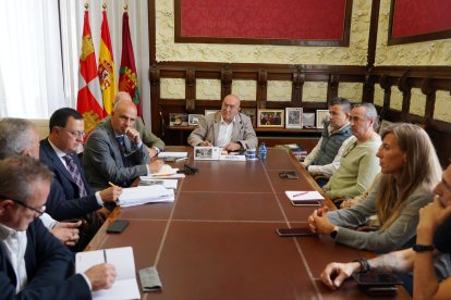 Reunión del comité de empresa de Bimbo y los viceconsejeros de Economía y Política Agraria en el Ayuntamiento de Valladolid