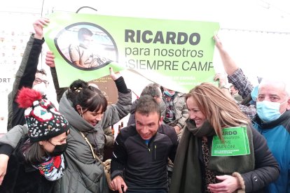 El burgalés Ricardo Ramos Rilova, El gigante de Villegas celebrando con sus amigos el subcampeonato de España que alcanzó en Tabanera de Cerrato.