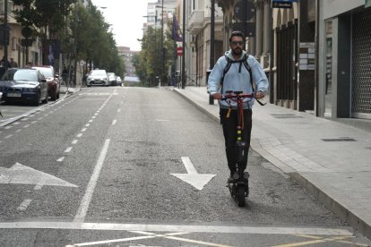 Un joven en patinete eléctrico circula por la calle Duque de la Victoria en el Día Sin Coche