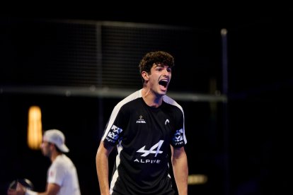 Arturo Coello celebra un punto en la final del Premier Padel P2 Valladolid