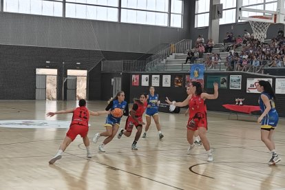 Acción del partido entre Ponce y Baloncesto León.