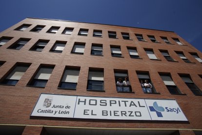 Fachada del hospital del Bierzo que presenta déficit de facultativos en varios servicios.