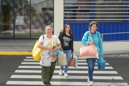 Trabajadoras de Bimbo en Valladolid tras finalizar su jornada laboral.