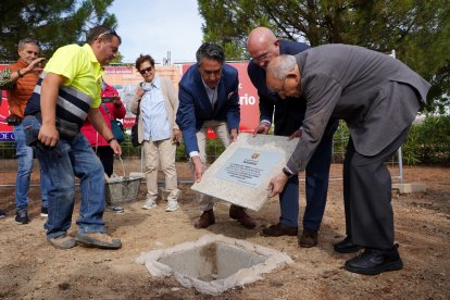 El alcalde de Valladolid, Jesús Julio Carnero, coloca la primera piedra del recinto de la Feria de Folklore y Gastronomía José Luis Bellido.