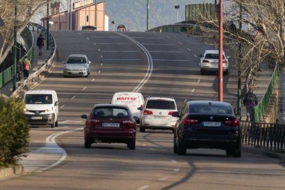 Varios coches circulan por la calle Daniel del Olmo en Valladolid.