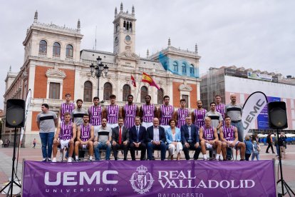 Foto de familia del UEMC Real Valladolid Baloncesto en la Plaza Mayor