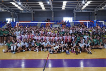 Foto de familia de todos los equipos presentes en el trofeo.